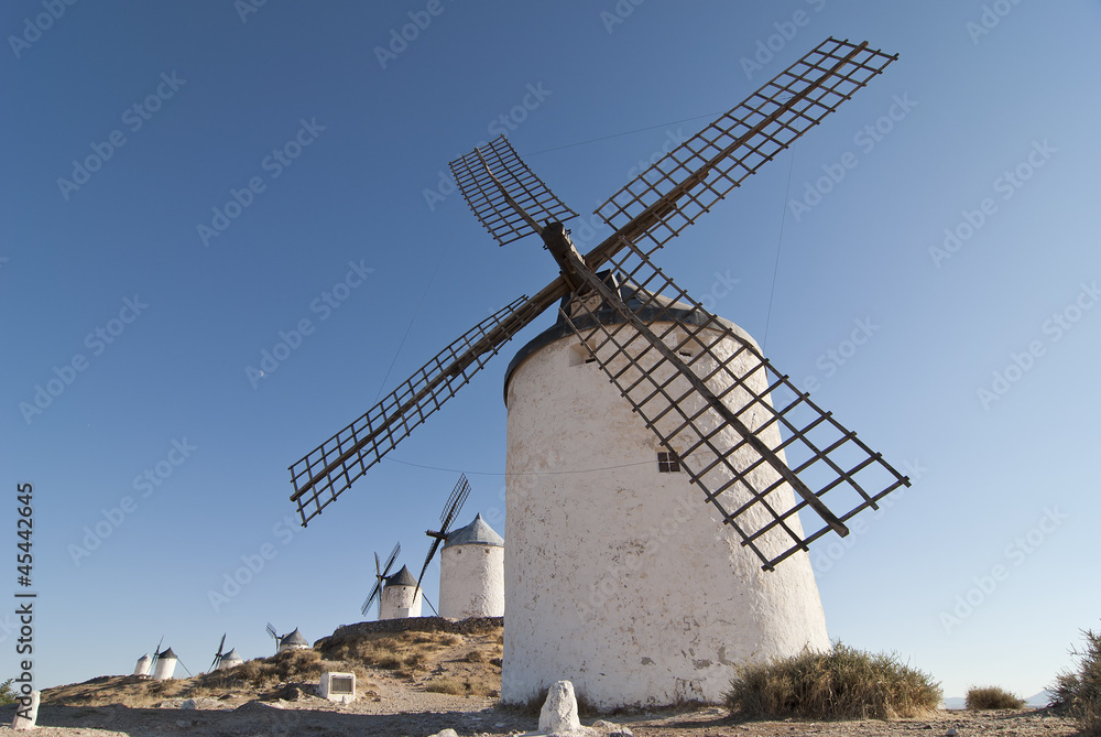 Paisaje rural con molinos de viento tradicionales manchegos Paisaje rural con molinos de viento tradicionales manchegos