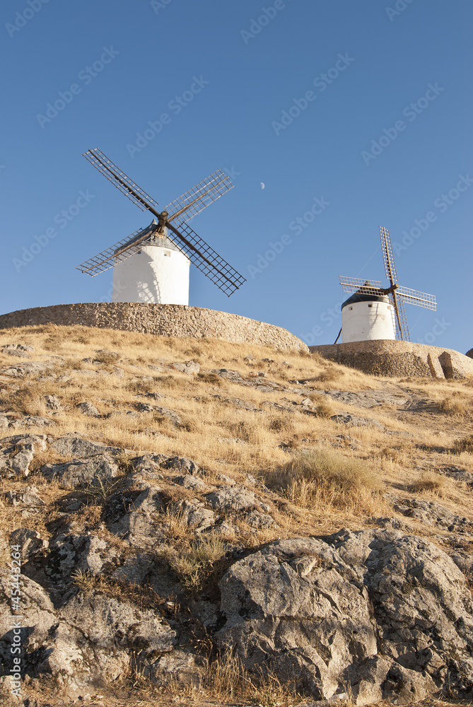 Molinos de viento tradicionales en una colina Molinos de viento tradicionales en una colina
