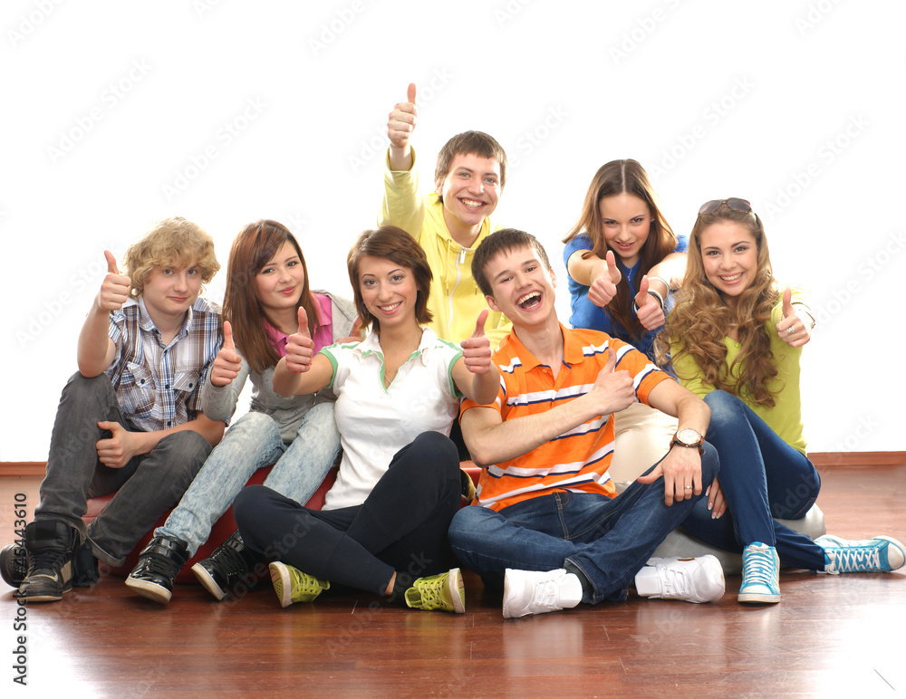 Obraz premium A group of young and happy teenagers sitting together
