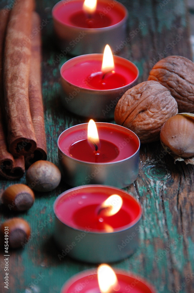 Weihnachtskarte - rote Adventskerzen und Nüsse Weihnachtskarte - rote Adventskerzen und Nüsse
