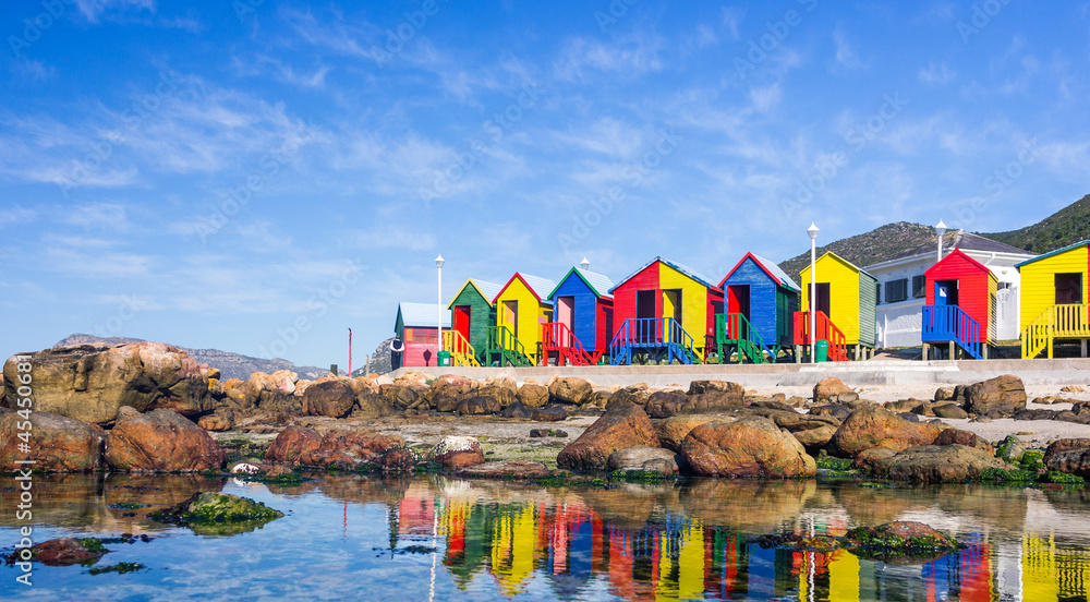 Fototapeta premium Kolorowe domy na plaży w Afryce Południowej