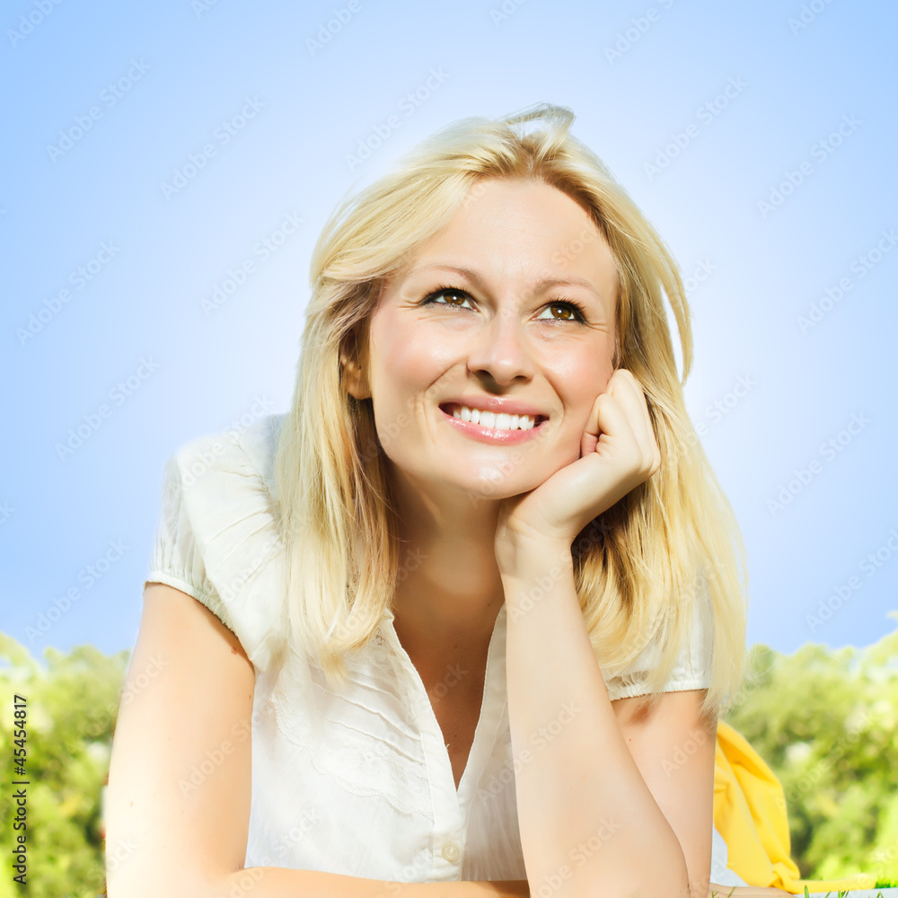 Naklejka premium happiness smiling blonde woman relaxing