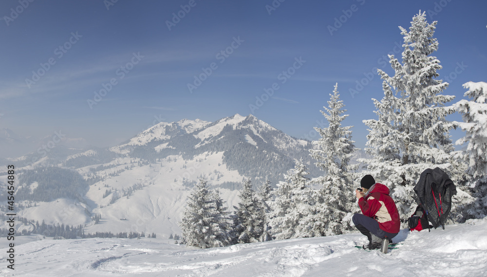 frau bei schneeschuhwanderung am sudelfeld in bayrischzell frau bei schneeschuhwanderung am sudelfeld in bayrischzell