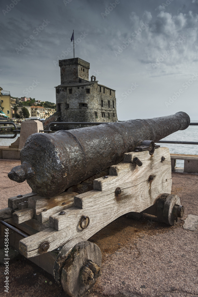 antico cannone davanti al castello di Rapallo antico cannone davanti al castello di Rapallo