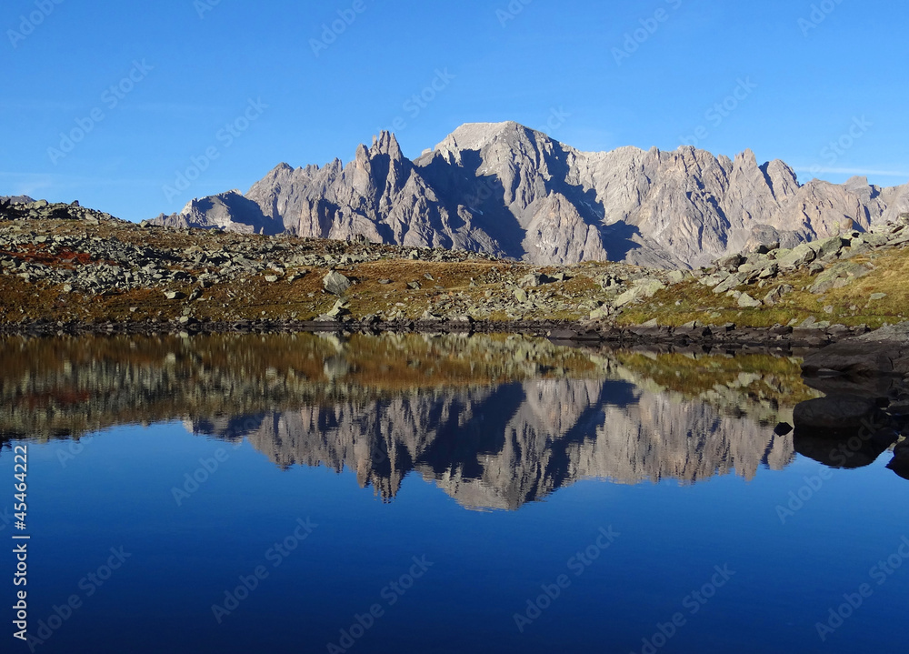 Reflets dans un lac des Alpes