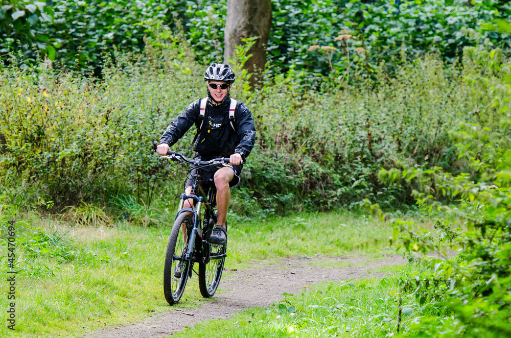 Naklejka premium attraktiver mountainbiker