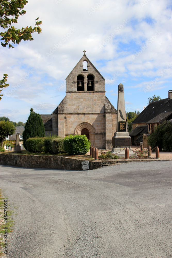Naklejka premium église et monument aux morts d'Ambrugeat (Corrèze)