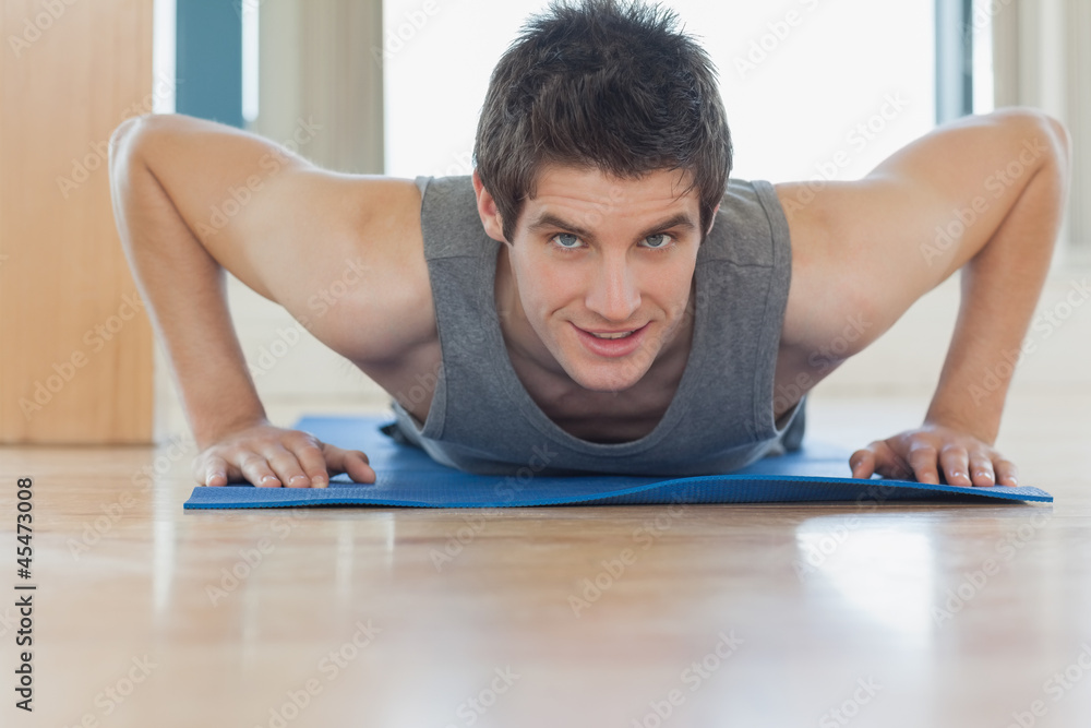 Fototapeta premium Man doing push ups