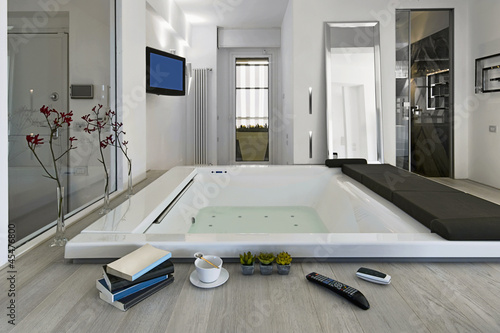 vasca da bagno moderna in soggiorno
