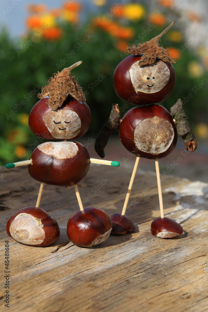 Naklejka premium Basteln mit Kastanien - Kastanienmännchen