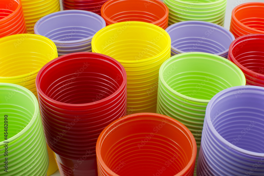 Bicchieri di plastica colorati in polipropilene Stock Photo | Adobe Stock