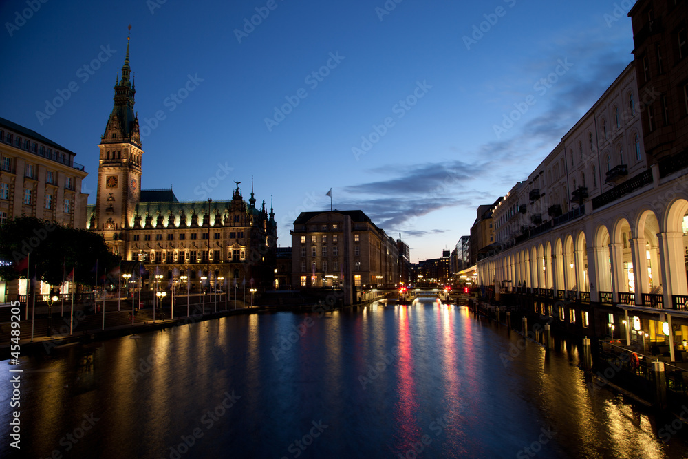 Rathaus und Alster bei Nacht in Hamburg