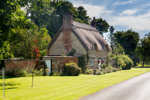 Old cotswold stone house in Honington photo