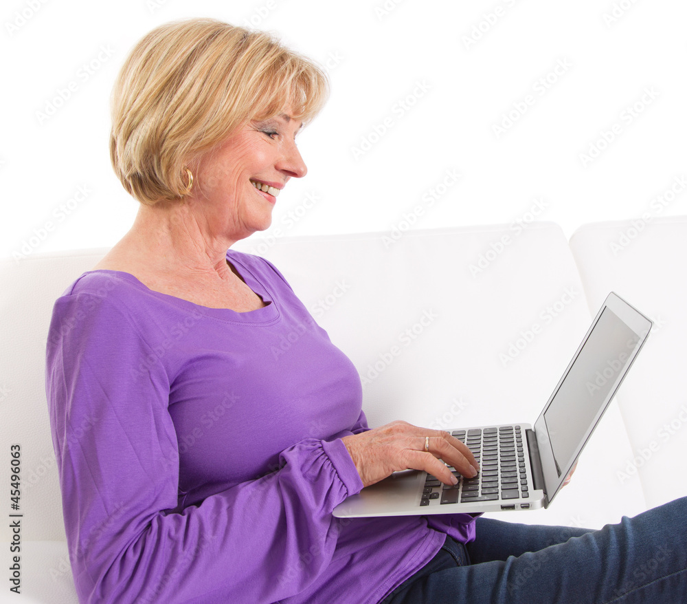 Naklejka premium Rentnerin surft im Internet