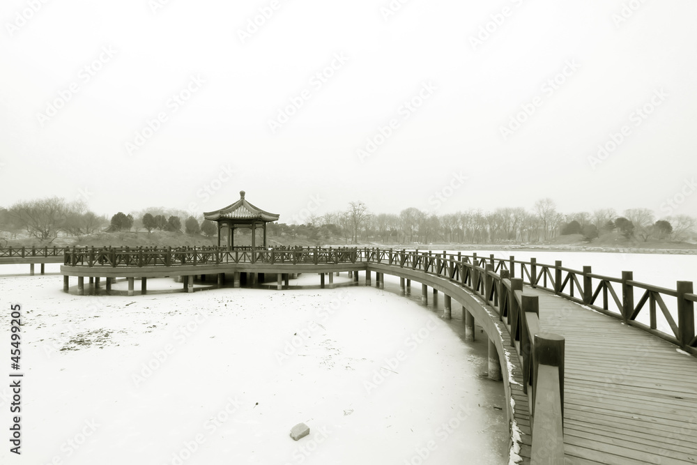 Fototapeta premium Chinese traditional style wooden bridge in the snow
