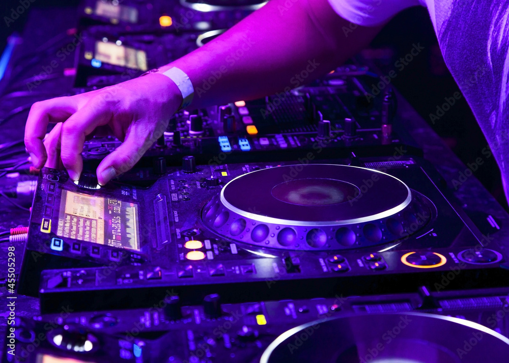Obraz premium Dj playing the track