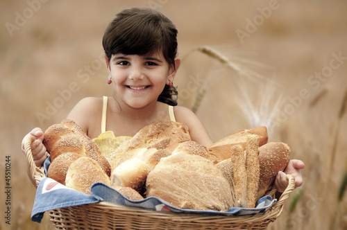 bambina con cesto di pane