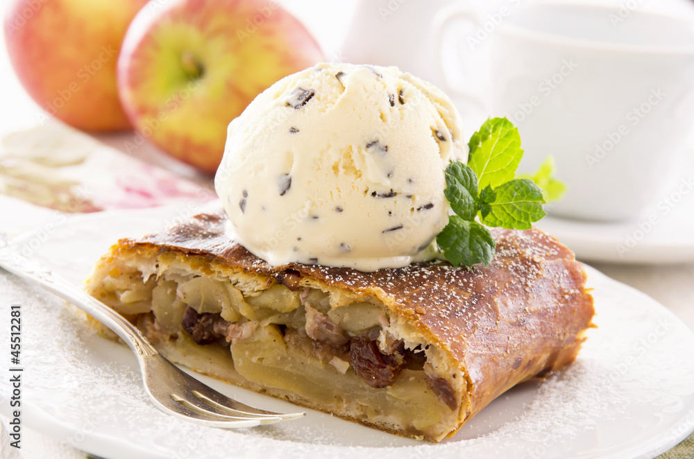 Apfelstrudel mit Vanillaeis Apfelstrudel mit Vanillaeis