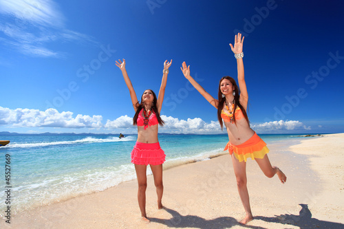 南国沖縄のビーチで寛ぐ女性