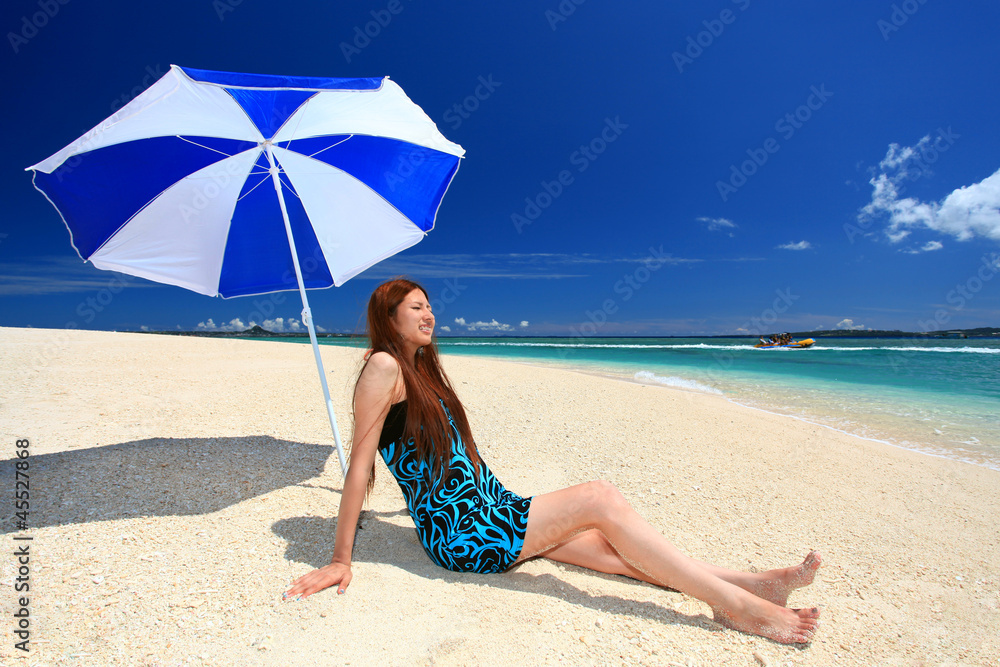 海水浴を楽しむ笑顔の女性