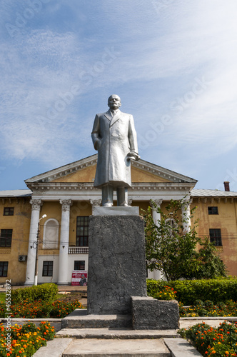 Памятник Ленину на фоне здания советского периода.