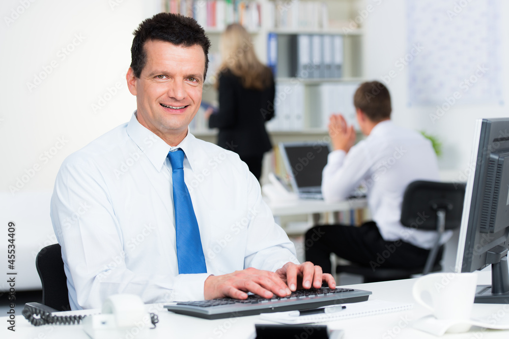 kaufmann arbeitet am computer kaufmann arbeitet am computer