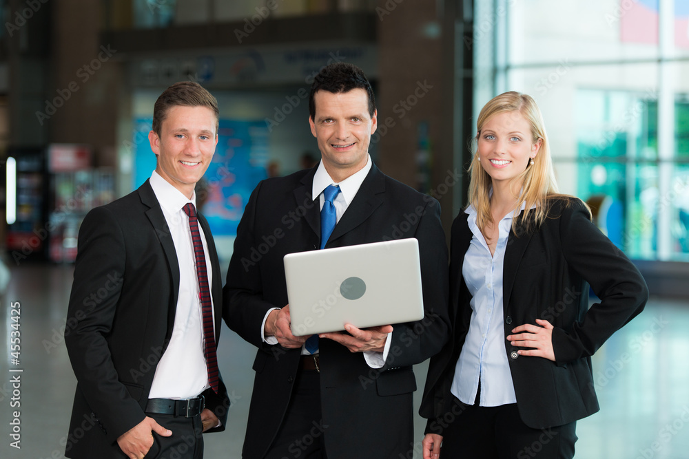 Lächelnde Business-Gruppe mit Laptop