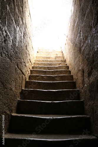 Escadaria de pedra para luz photo