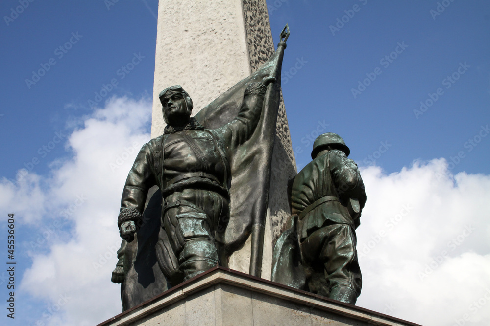 Fototapeta premium Obelisk am Sowjetischen Ehrenfriedhof in Brandenburg a.d. Havel