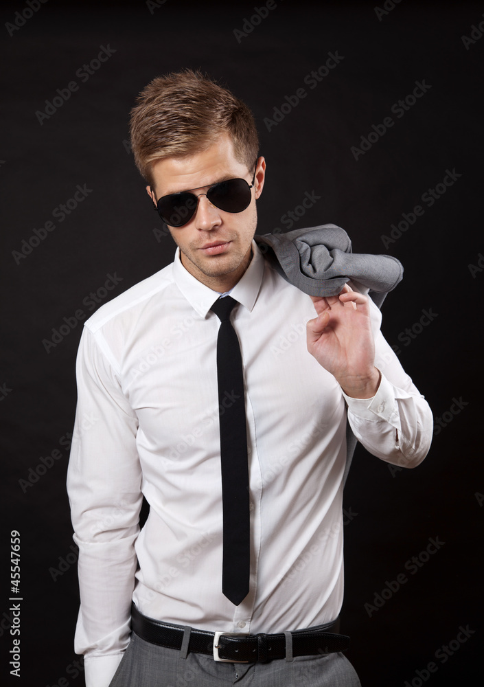 Naklejka premium Confident businessman with sunglasses