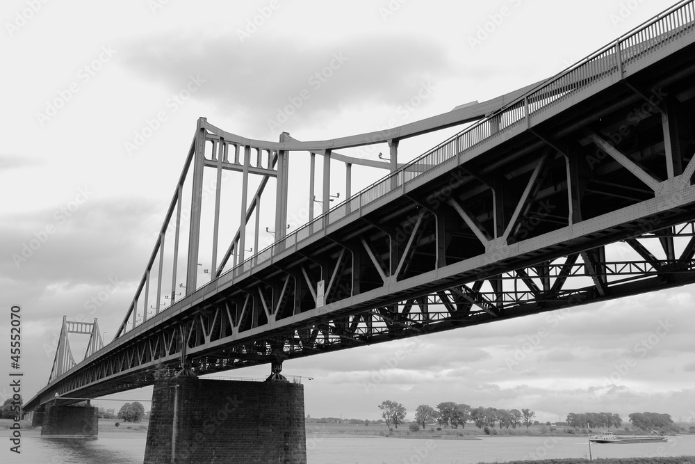Rheinbrücke in Krefeld in sw