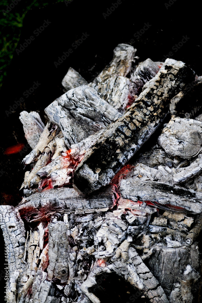 Obraz premium overheated coal in campfires