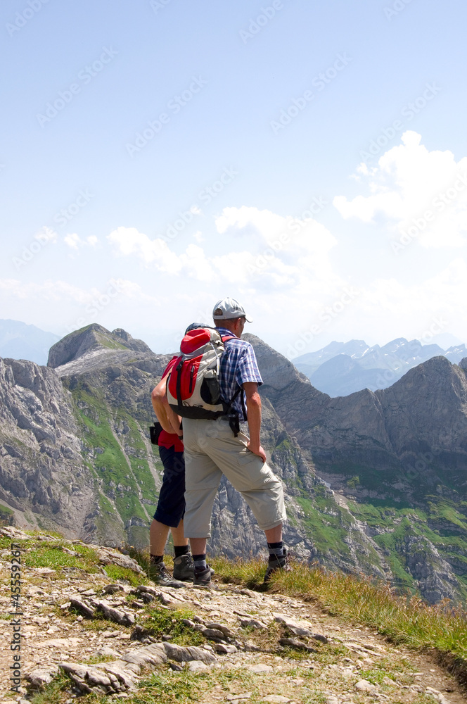 Fototapeta premium Wanderer im Alpstein - Alpen - Schweiz