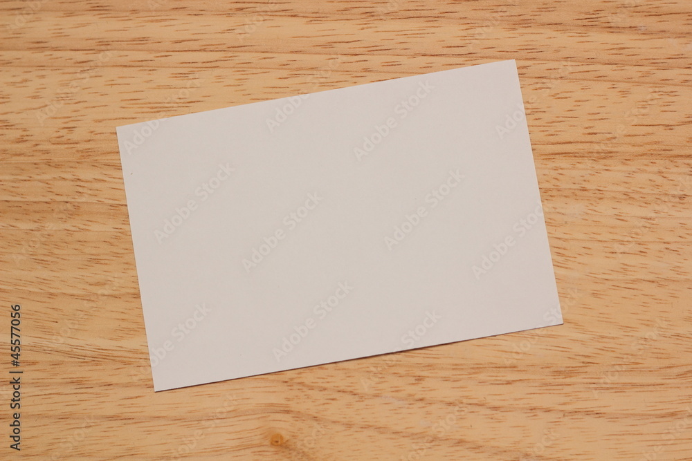 Brett mit weißem Zettel