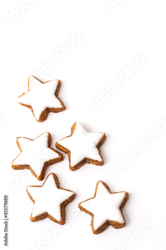 Ein paar Zimtsterne freigestellt vor einem weissen Hintergrund