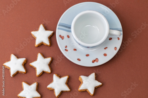 Ein paar Zimtsterne und eine Kaffeetasse