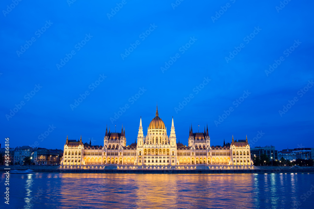 Obraz premium Budapest Parliament at Dusk
