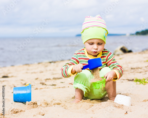 Kid playing on the beach © Sergey Khamidulin
