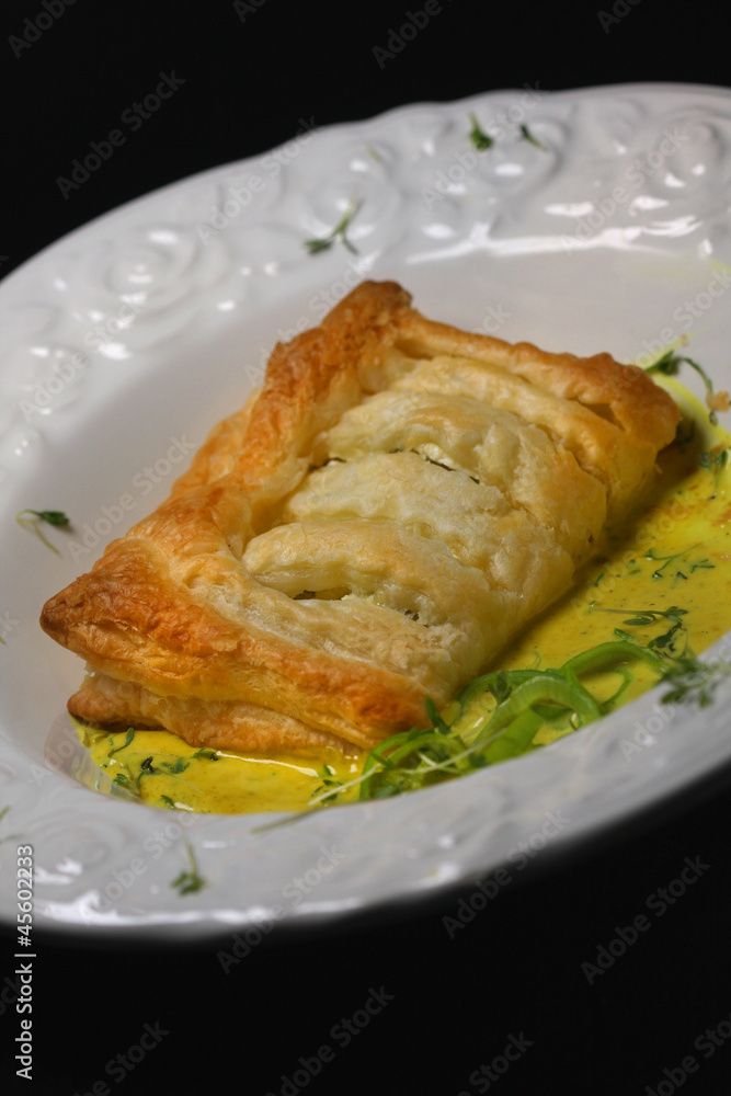 Blätterteigpastete in Safran-Riesling-Rahm mit Kresse Blätterteigpastete in Safran-Riesling-Rahm mit Kresse