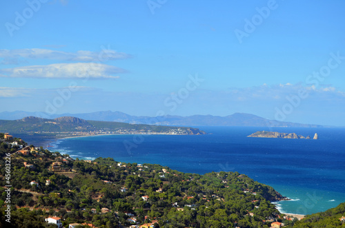 Vista de la playa de Begur con las islas Medas al fondo