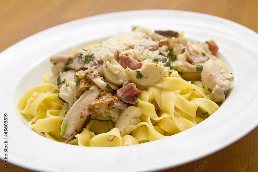 Tagliatelle with mushrooms and chicken breast