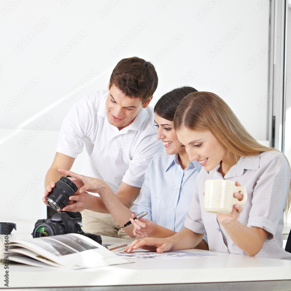 Fototapeta premium Lehrer im Fotokurs mit Teilnehmern