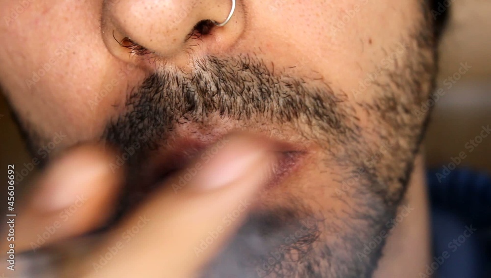 Detalle de una persona fumando