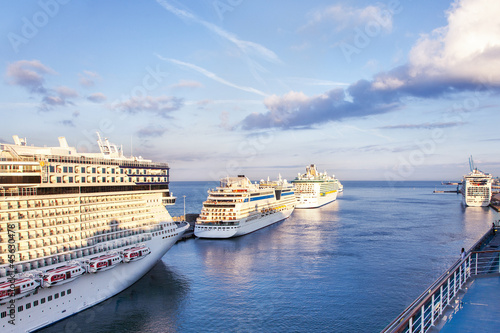 Tableau sur toile Cruise ships in port