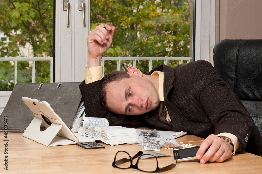 Burnout und Medikamente auf der Arbeit durch Stress. Stock Photo | Adobe  Stock