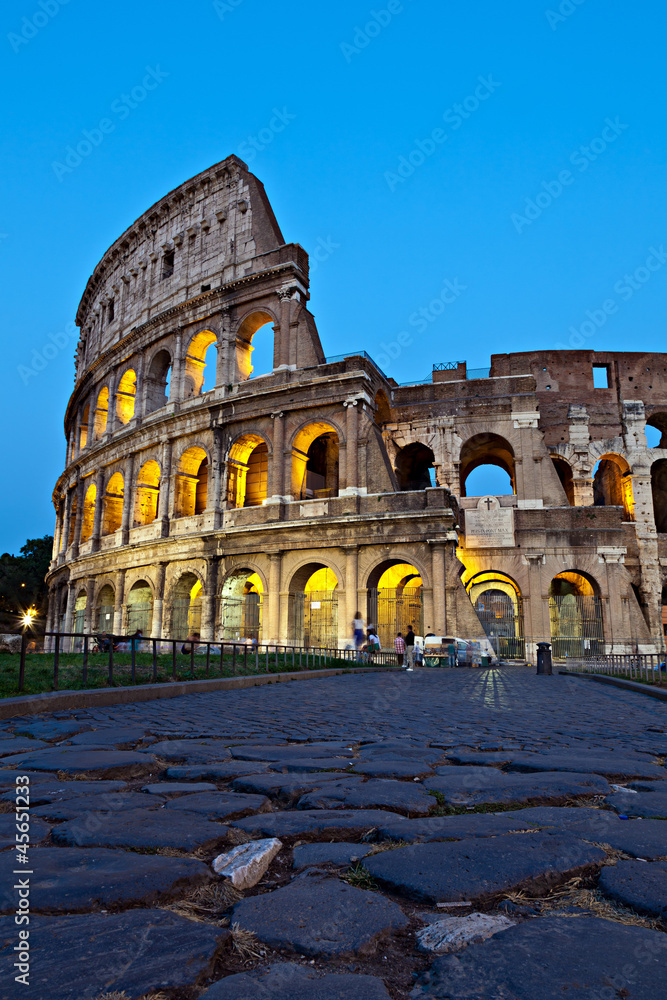Roma, il Colosseo al crepuscolo