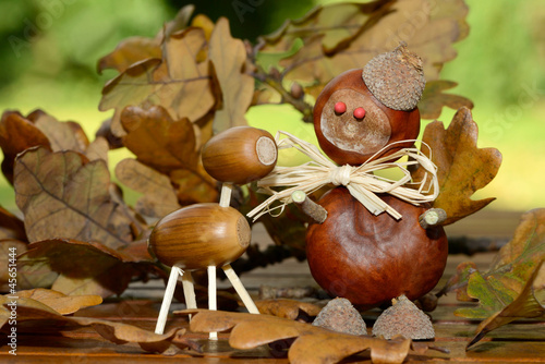 Kastanien und Eichelfigur photo