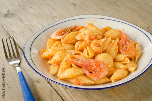 Conchiglie rigate condite con salsa al pomodoro e gamberi