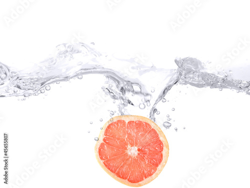 Grapefruit fällt in's Wasser