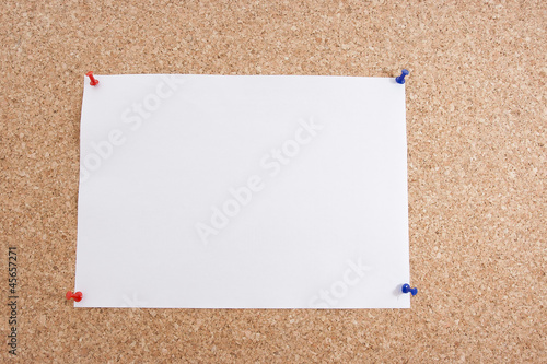 tablon de corcho con papel blanco